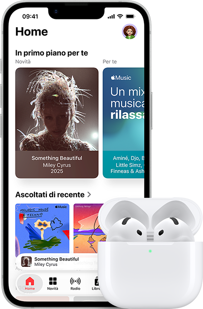 iPhone 17e mostrato di fronte, schermata Home con app Apple Music, affiancato a un paio di AirPods Pro 3 nella custodia di ricarica MagSafe aperta