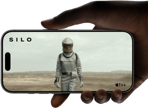 Una mano che tiene un iPhone 17 Pro, in orizzontale, con riproduzione video a schermo intero per mostrare l’autonomia della batteria