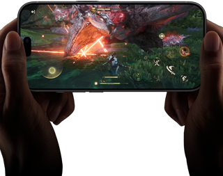 iPhone 18 Pro mostrato di fronte, con una scena tratta da “Monster Hunter Outlander” per mettere in evidenza le prestazioni del chip A20 Pro